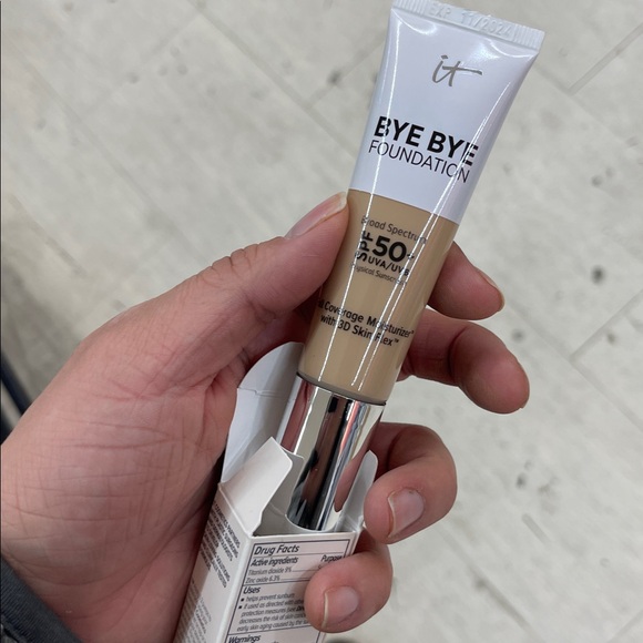 It Cosmetics Bye Bye Foundation SPF 50+ Broad Spectrum - Picture 3 of 6